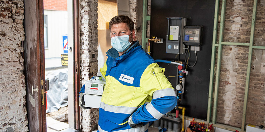 Un technicien de Fluvius avec un compteur de gaz naturel numérique